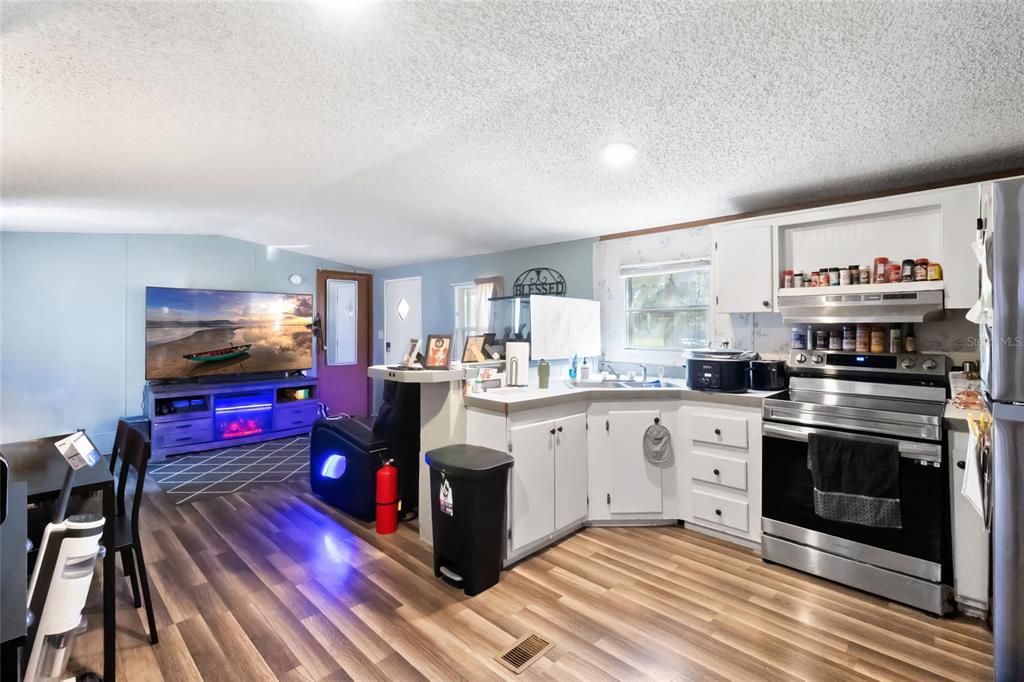 Под контрактом: $189,000 (2 спален, 1 ванн, 728 Квадратных фут)