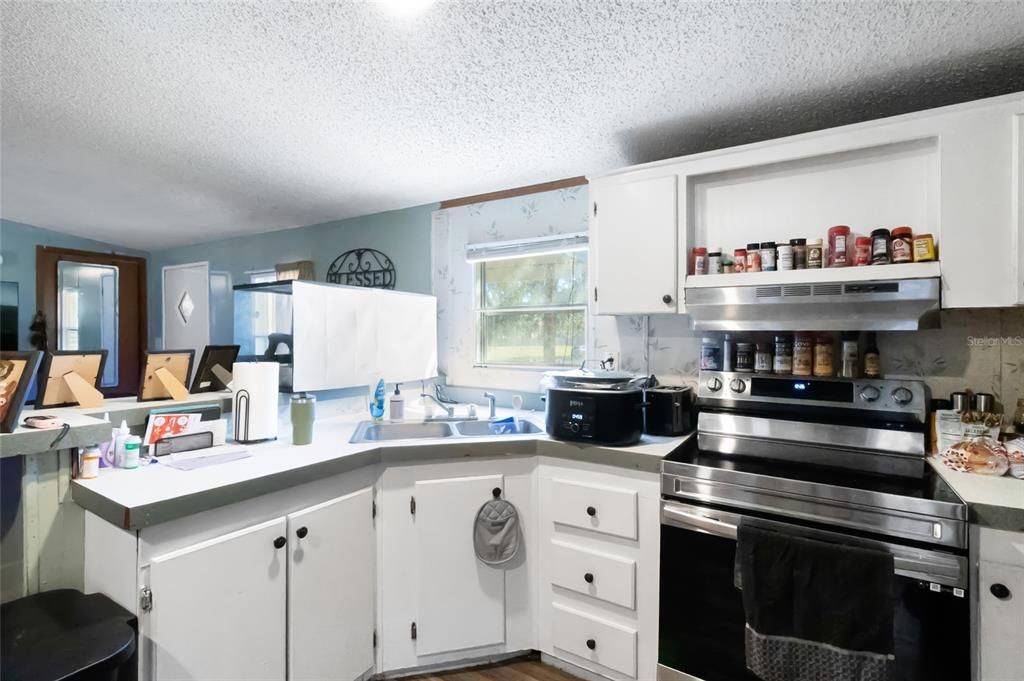 Под контрактом: $189,000 (2 спален, 1 ванн, 728 Квадратных фут)