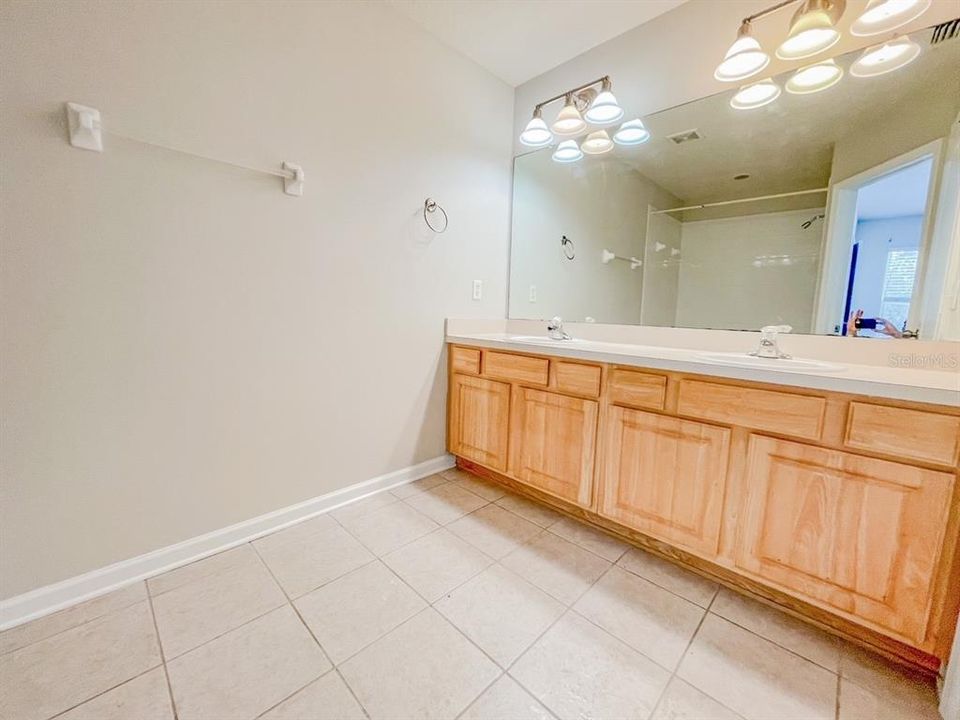For Rent: $1,999 (3 beds, 2 baths, 1596 Square Feet)