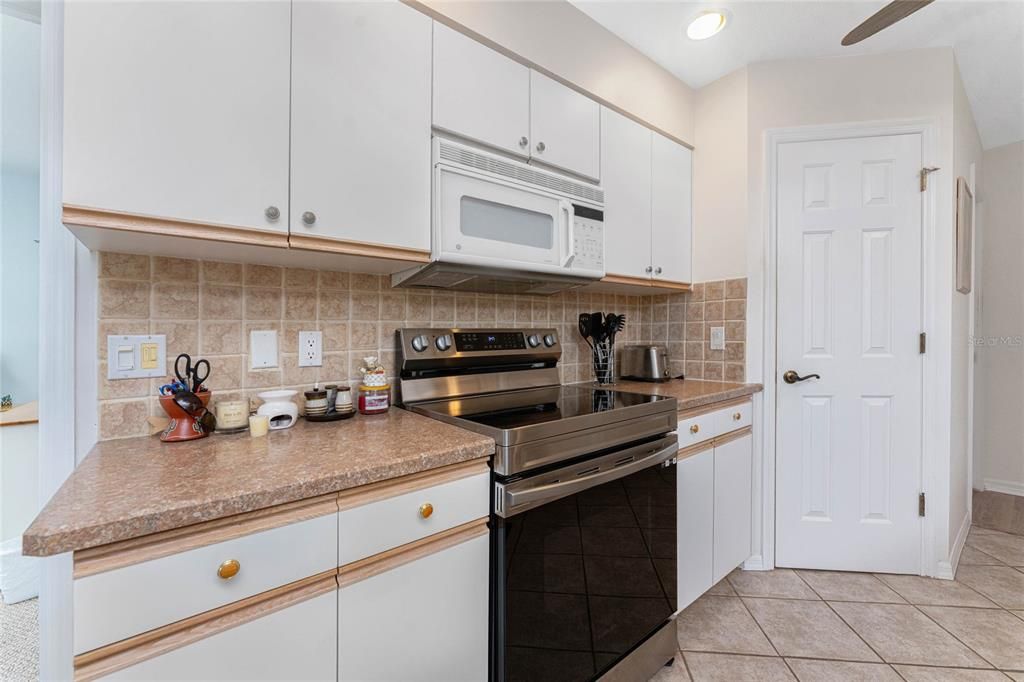 待售: $239,900 (2 贝兹, 2 浴室, 1327 平方英尺)