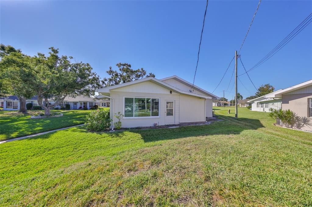 For Sale: $114,000 (1 beds, 1 baths, 960 Square Feet)