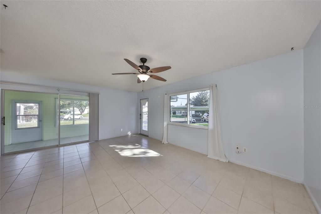 For Sale: $114,000 (1 beds, 1 baths, 960 Square Feet)