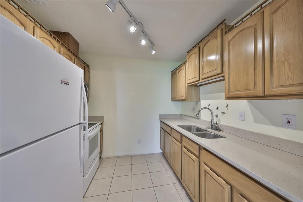 For Sale: $114,000 (1 beds, 1 baths, 960 Square Feet)