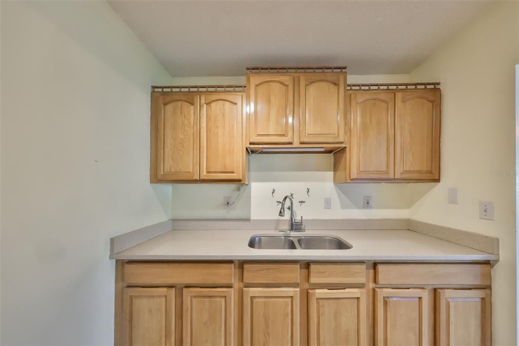 For Sale: $114,000 (1 beds, 1 baths, 960 Square Feet)