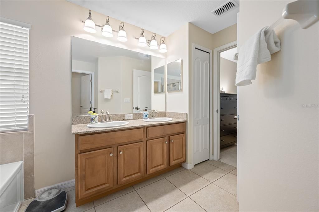 For Sale: $369,900 (4 beds, 3 baths, 1911 Square Feet)