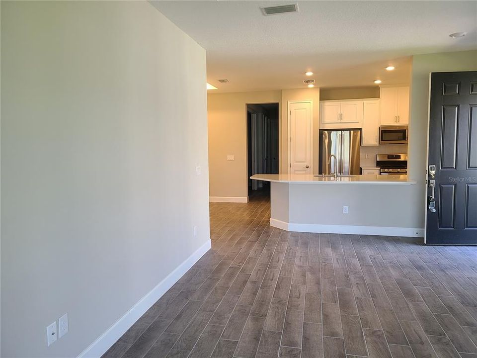 Под контрактом: $3,200 (2 спален, 2 ванн, 1558 Квадратных фут)