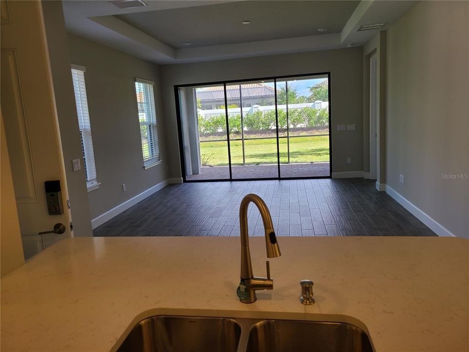 Под контрактом: $3,200 (2 спален, 2 ванн, 1558 Квадратных фут)