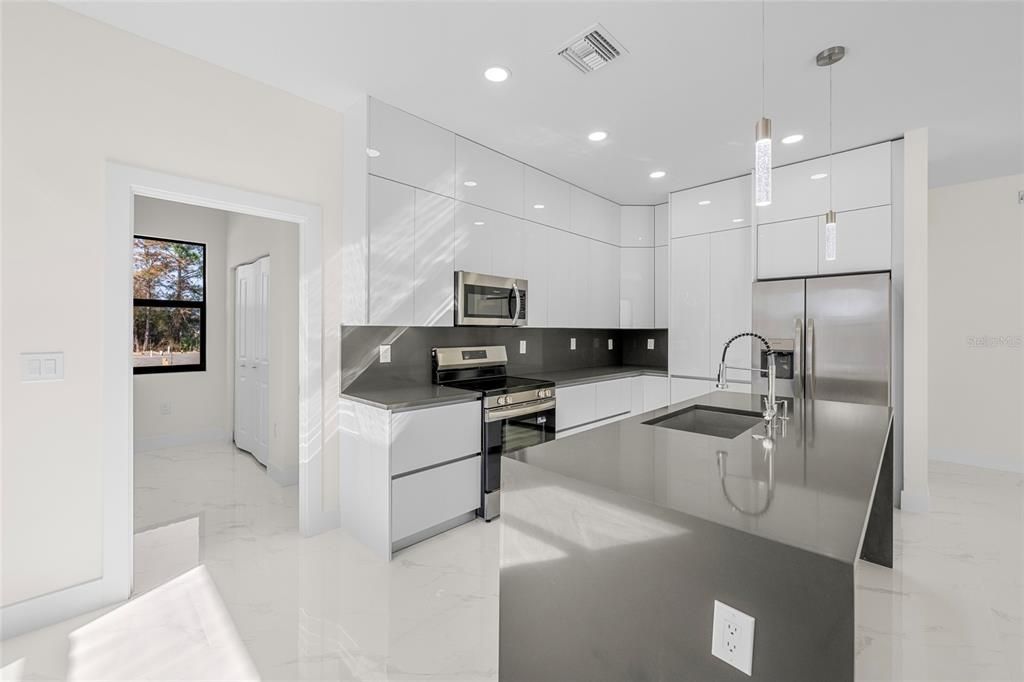 For Sale: $385,000 (4 beds, 3 baths, 1719 Square Feet)