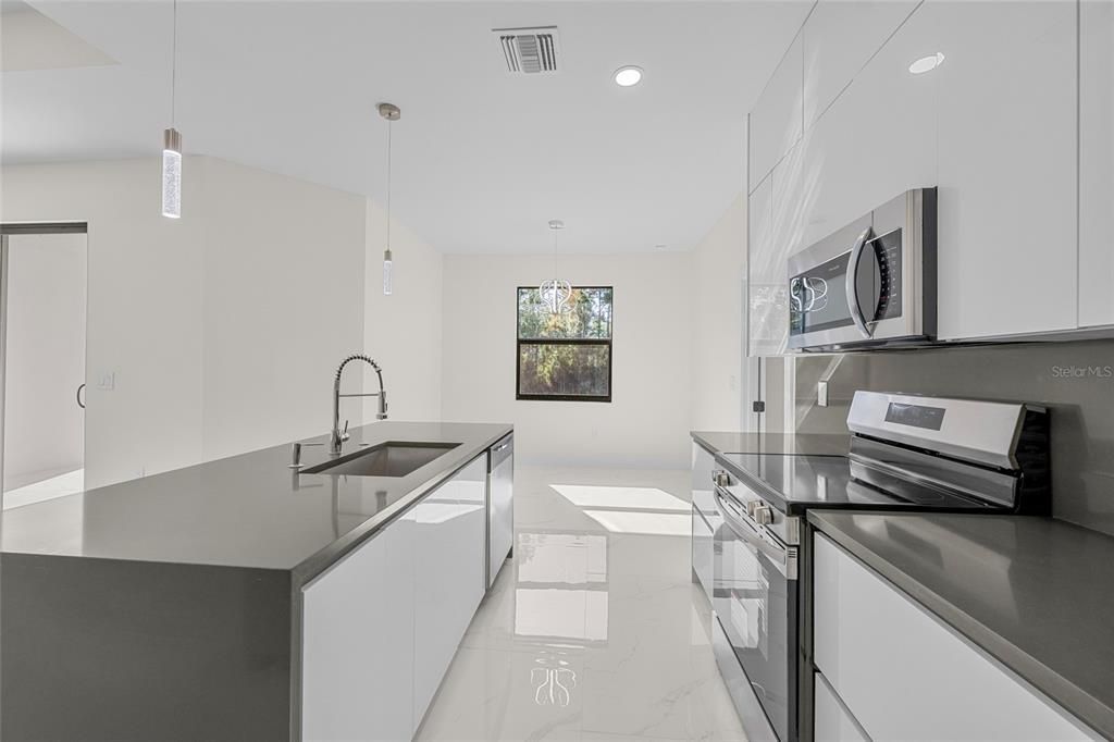 For Sale: $385,000 (4 beds, 3 baths, 1719 Square Feet)