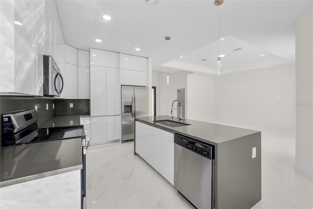 For Sale: $385,000 (4 beds, 3 baths, 1719 Square Feet)