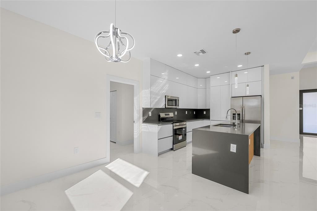 For Sale: $385,000 (4 beds, 3 baths, 1719 Square Feet)