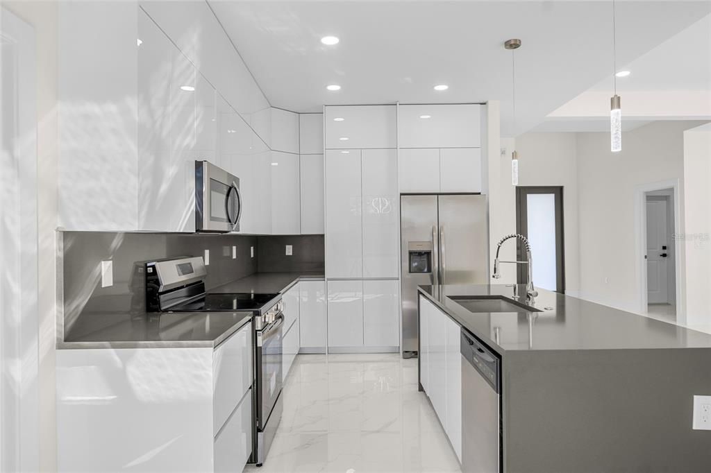 For Sale: $385,000 (4 beds, 3 baths, 1719 Square Feet)