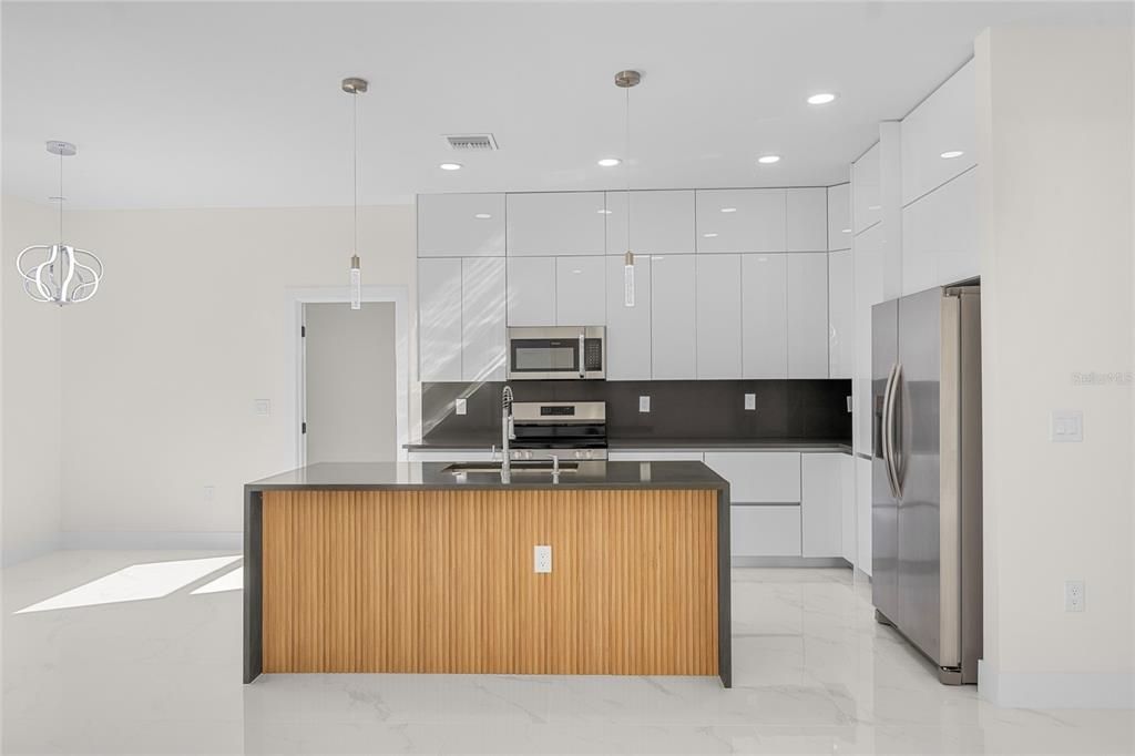 For Sale: $385,000 (4 beds, 3 baths, 1719 Square Feet)