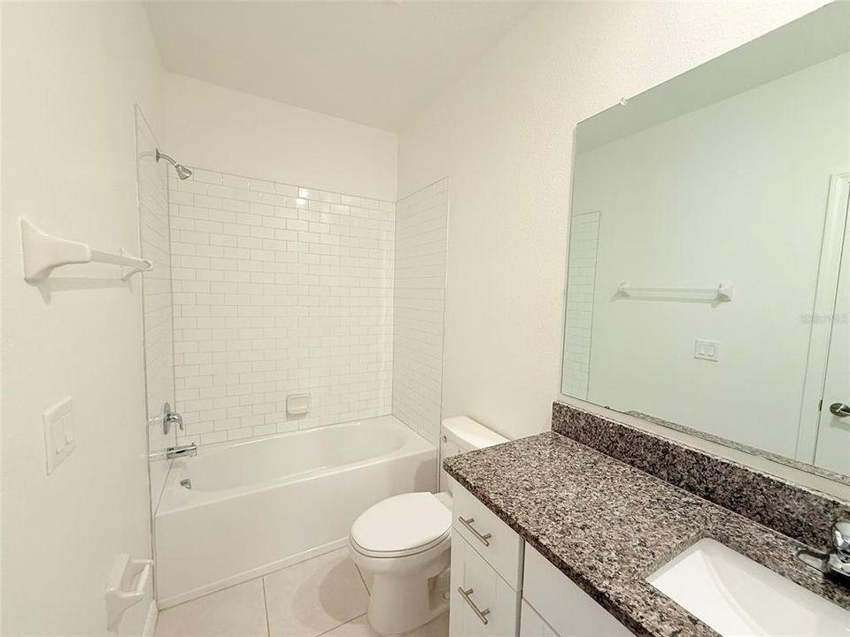 合同活跃: $2,000 (3 贝兹, 2 浴室, 1760 平方英尺)