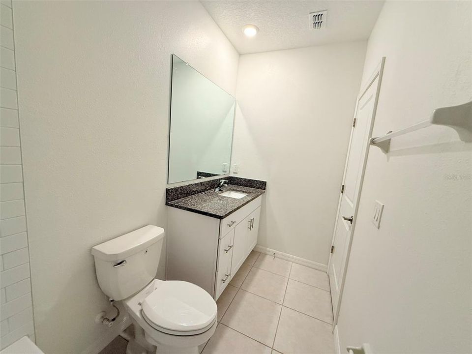 合同活跃: $2,000 (3 贝兹, 2 浴室, 1760 平方英尺)