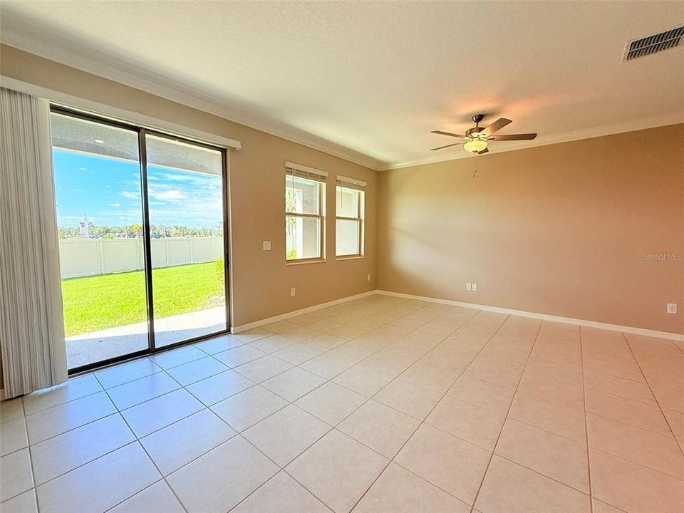 合同活跃: $2,000 (3 贝兹, 2 浴室, 1760 平方英尺)