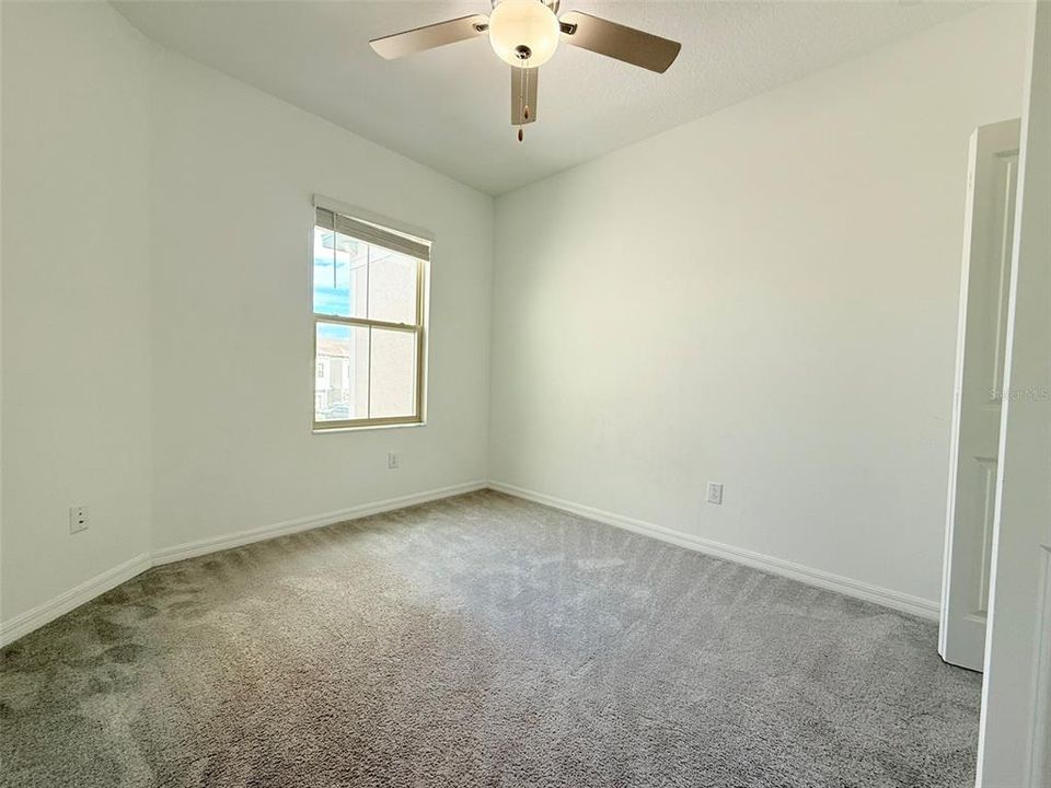 合同活跃: $2,000 (3 贝兹, 2 浴室, 1760 平方英尺)