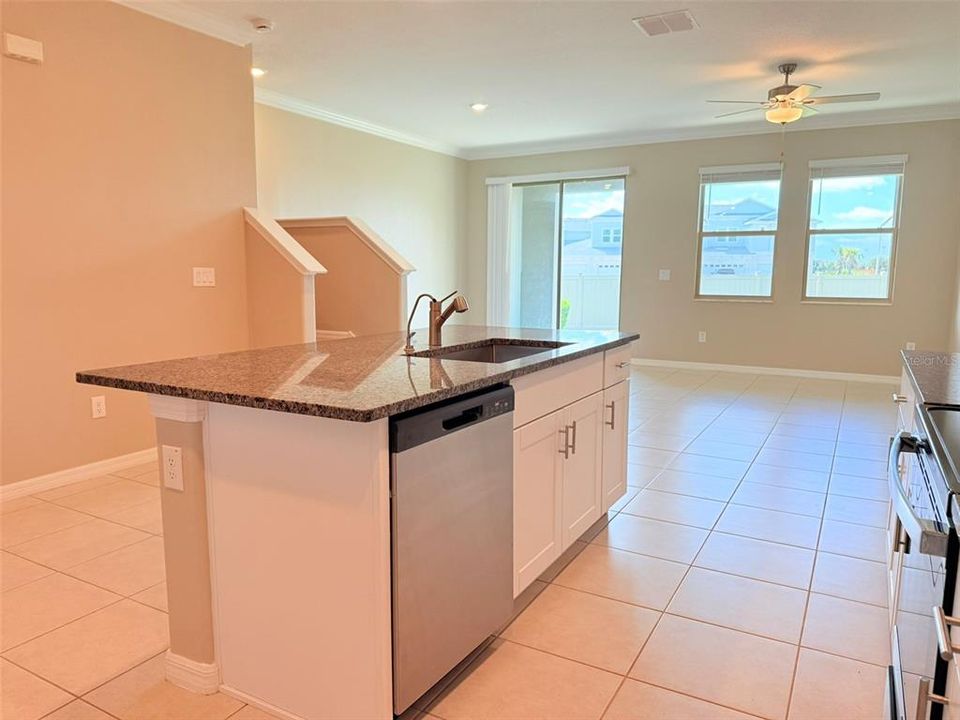 合同活跃: $2,000 (3 贝兹, 2 浴室, 1760 平方英尺)