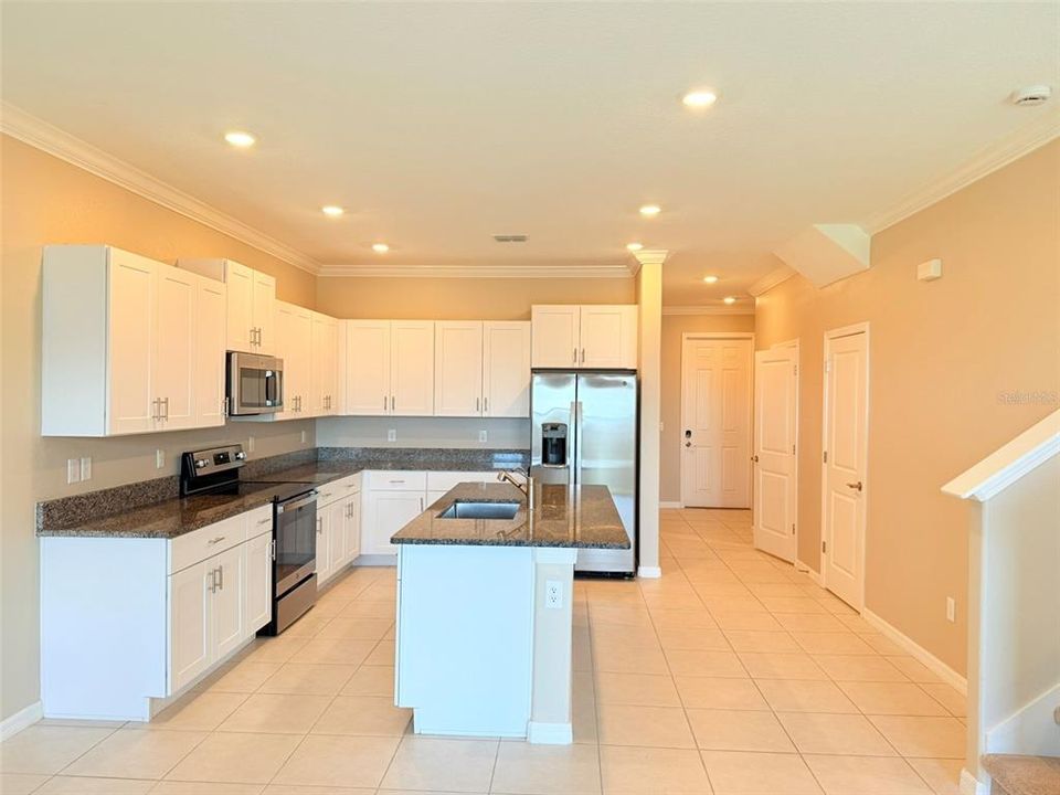 合同活跃: $2,000 (3 贝兹, 2 浴室, 1760 平方英尺)