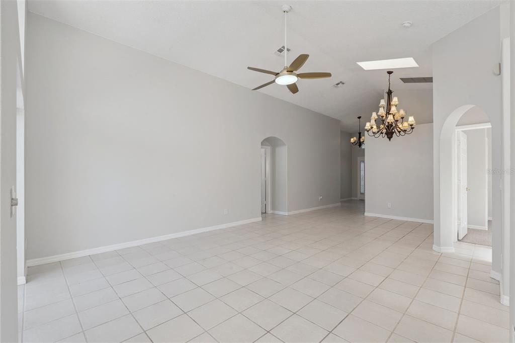 Activo con contrato: $425,000 (4 camas, 3 baños, 1760 Pies cuadrados)