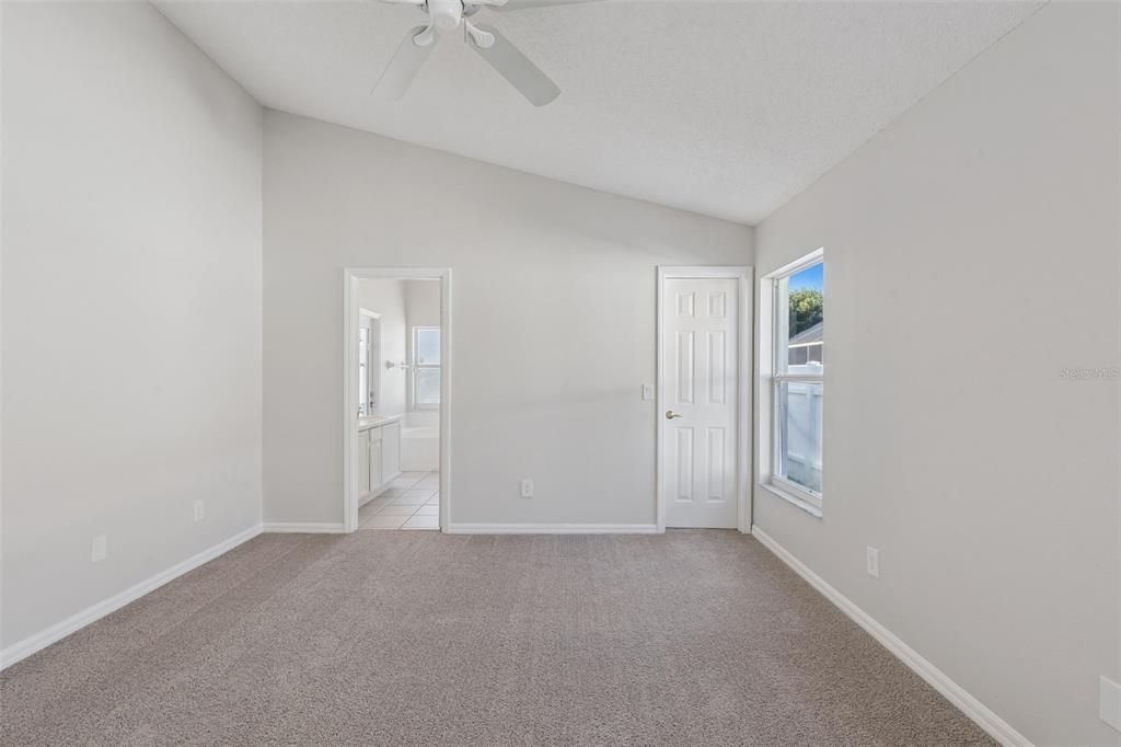 Activo con contrato: $425,000 (4 camas, 3 baños, 1760 Pies cuadrados)