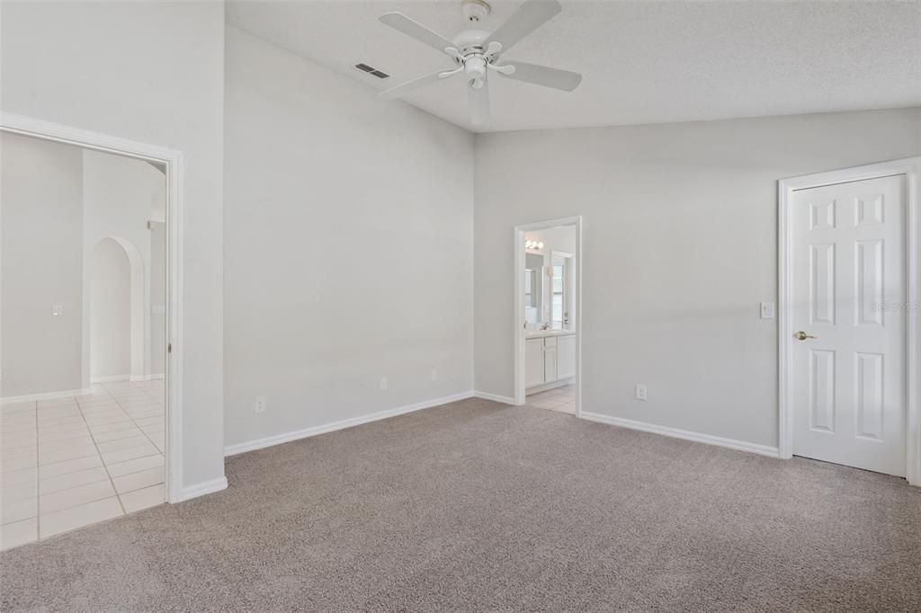 Activo con contrato: $425,000 (4 camas, 3 baños, 1760 Pies cuadrados)