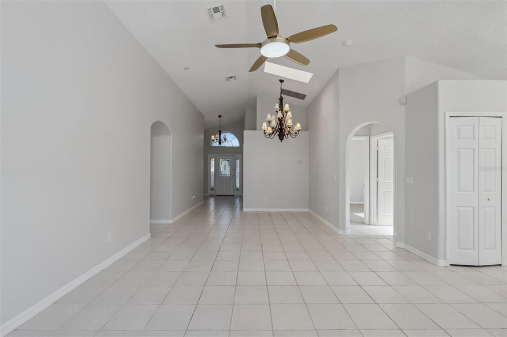 Activo con contrato: $425,000 (4 camas, 3 baños, 1760 Pies cuadrados)