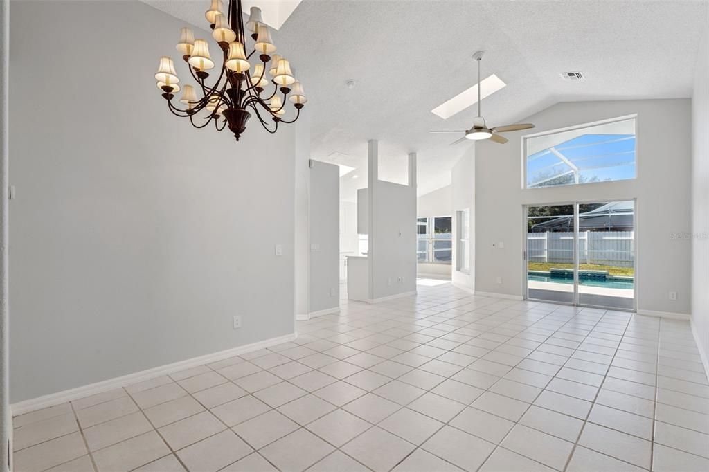 Activo con contrato: $425,000 (4 camas, 3 baños, 1760 Pies cuadrados)