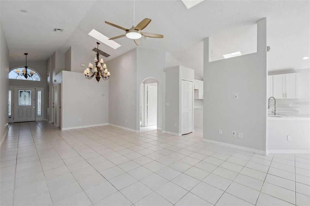 Activo con contrato: $425,000 (4 camas, 3 baños, 1760 Pies cuadrados)