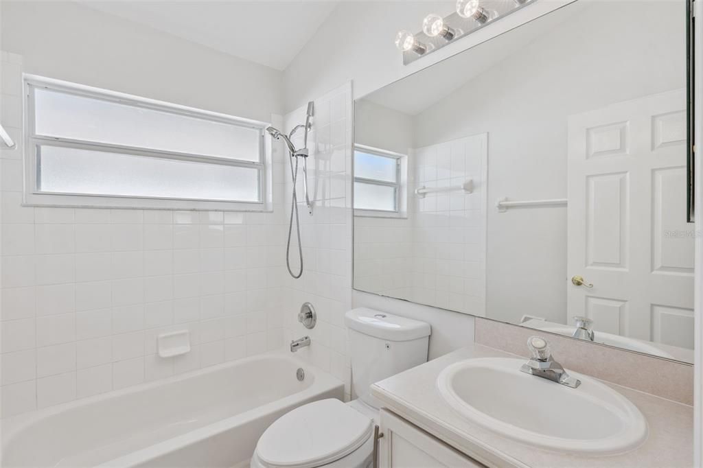 Activo con contrato: $425,000 (4 camas, 3 baños, 1760 Pies cuadrados)