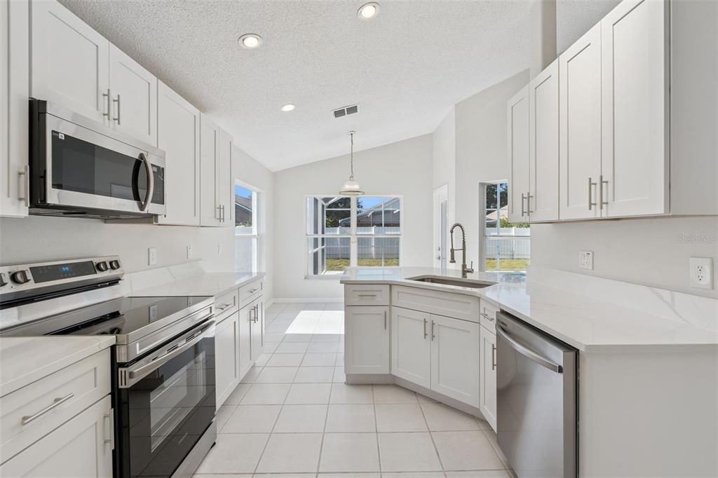 Activo con contrato: $425,000 (4 camas, 3 baños, 1760 Pies cuadrados)