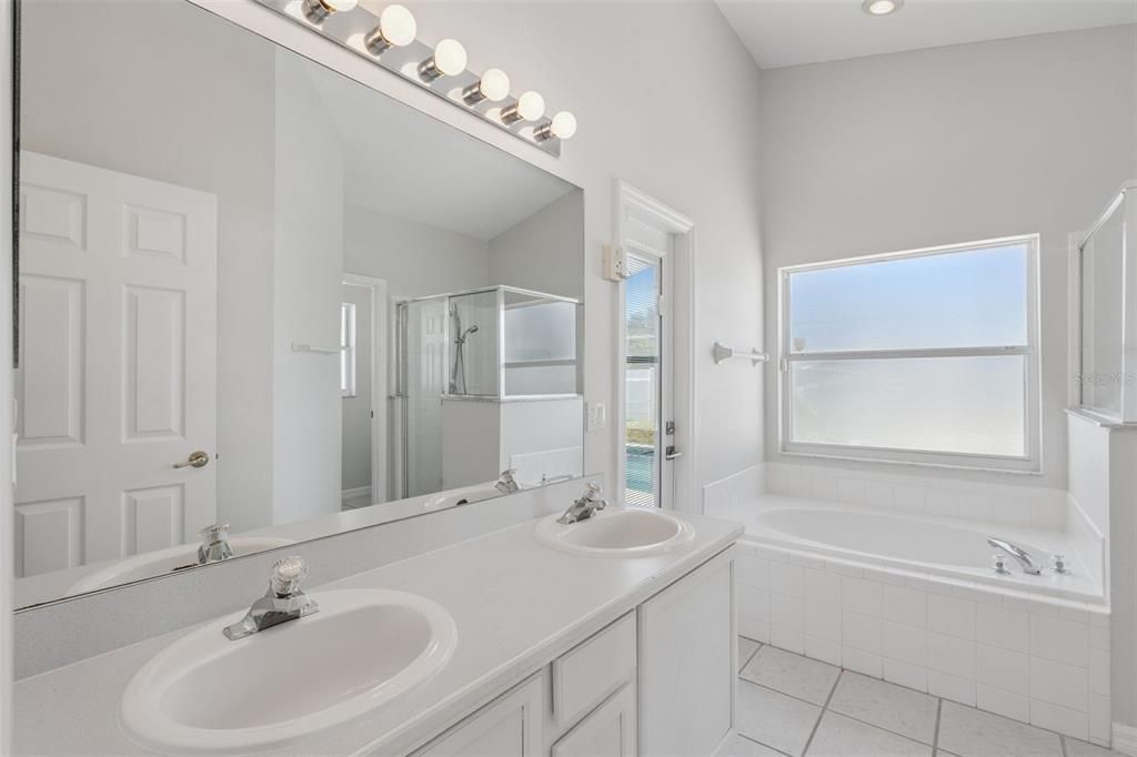 Activo con contrato: $425,000 (4 camas, 3 baños, 1760 Pies cuadrados)