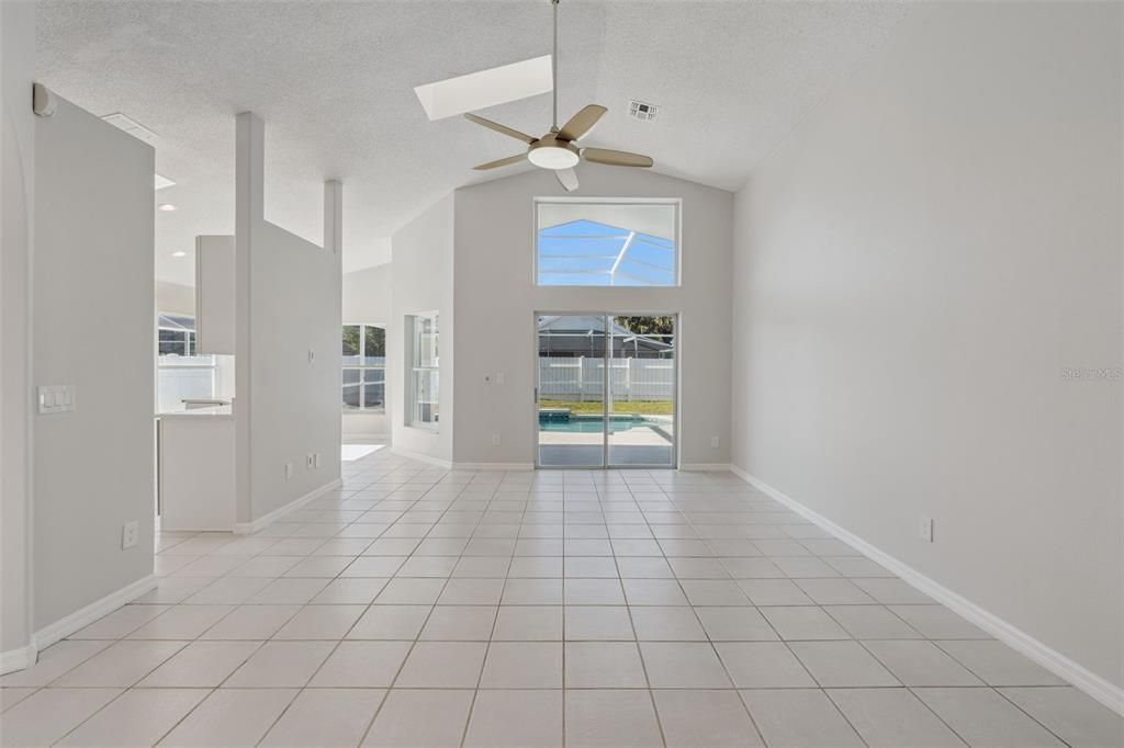 Activo con contrato: $425,000 (4 camas, 3 baños, 1760 Pies cuadrados)