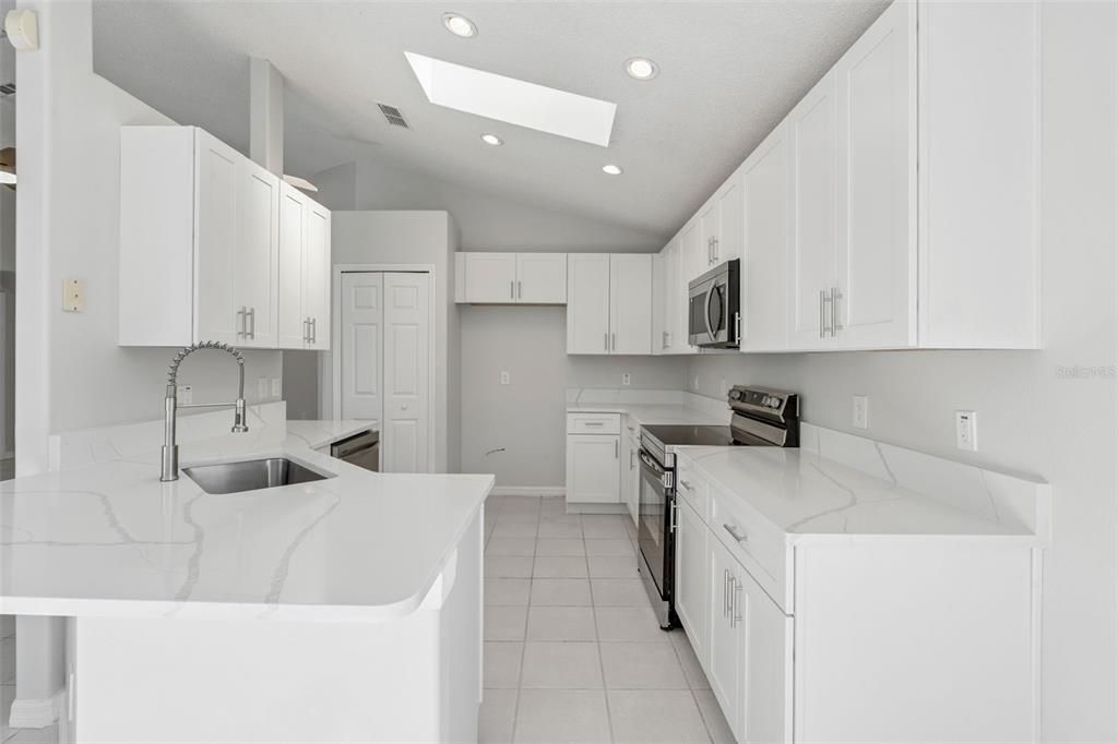 Activo con contrato: $425,000 (4 camas, 3 baños, 1760 Pies cuadrados)