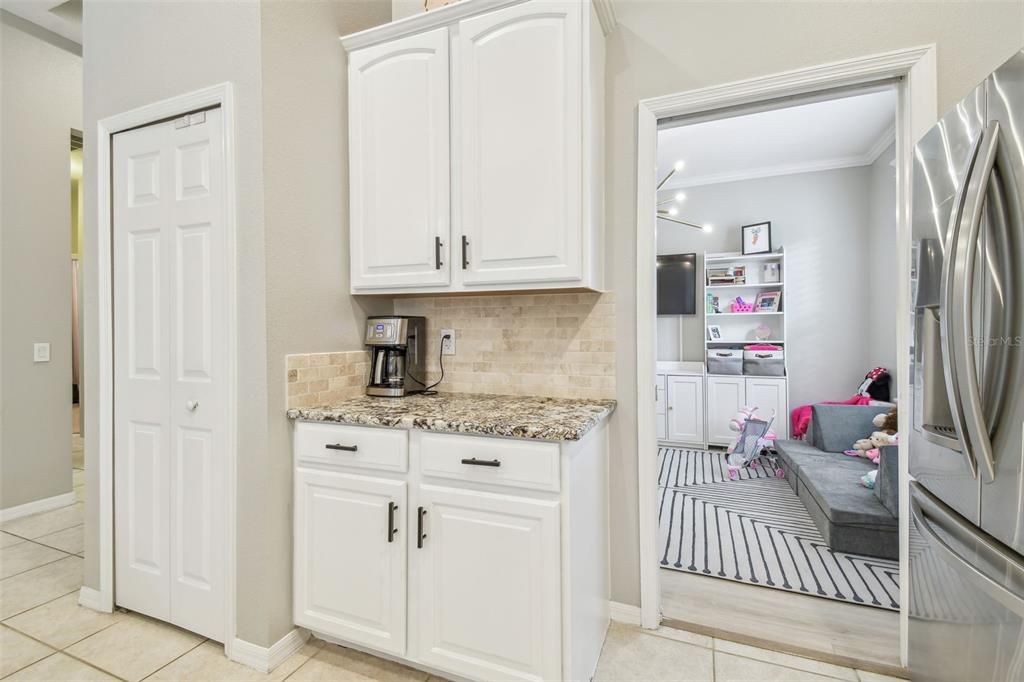 Под контрактом: $755,000 (3 спален, 2 ванн, 2078 Квадратных фут)