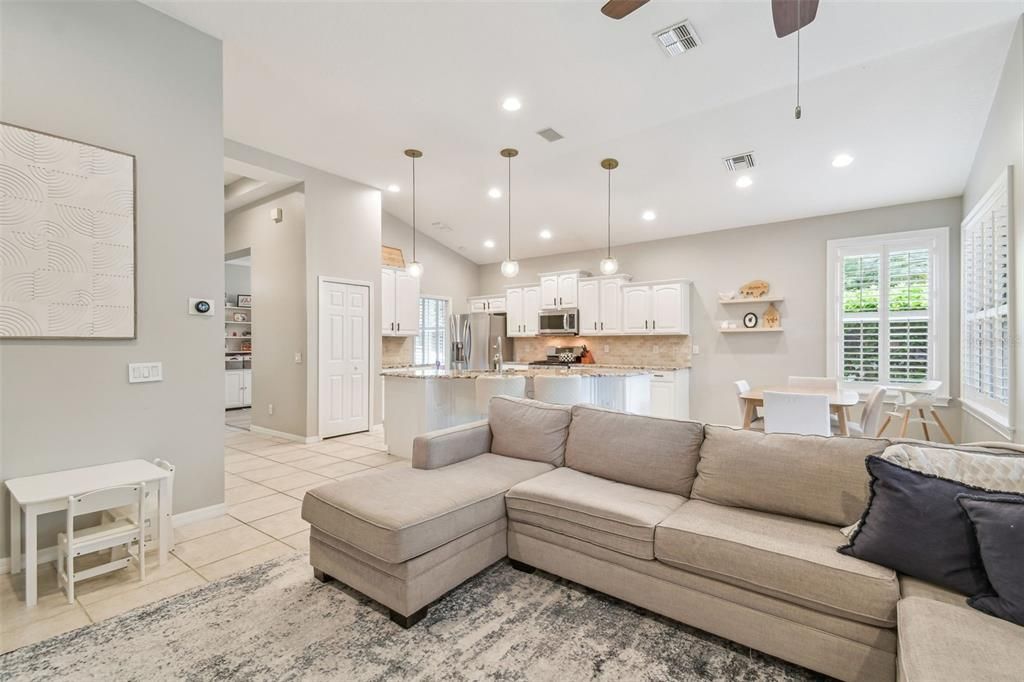 Под контрактом: $755,000 (3 спален, 2 ванн, 2078 Квадратных фут)