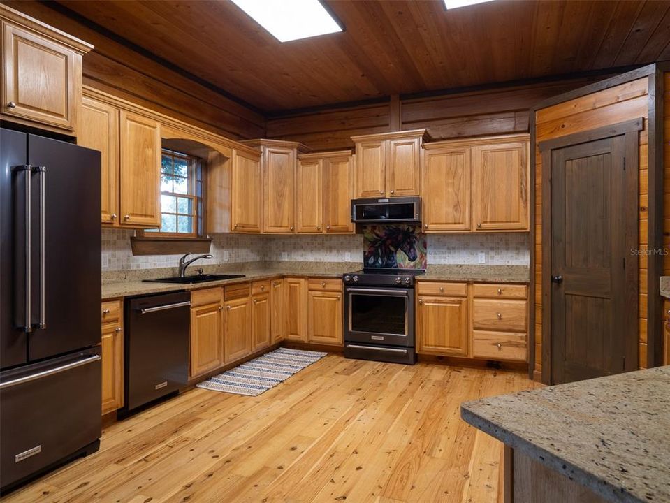 For Sale: $2,495,000 (3 beds, 3 baths, 2570 Square Feet)