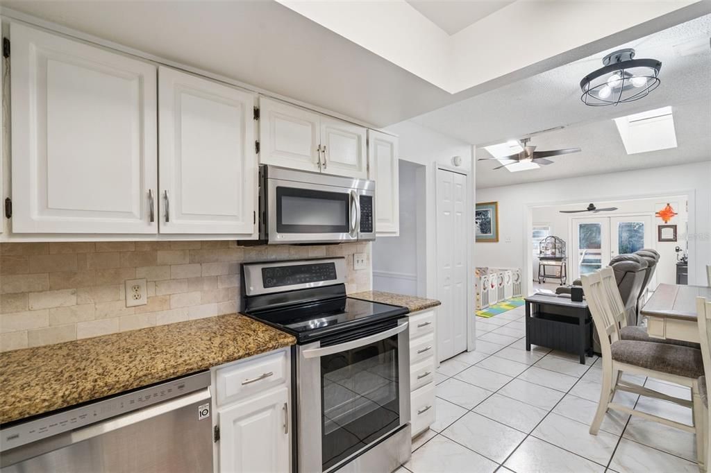 En Venta: $475,000 (4 camas, 2 baños, 2222 Pies cuadrados)