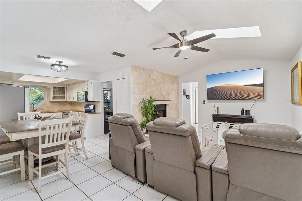 En Venta: $475,000 (4 camas, 2 baños, 2222 Pies cuadrados)