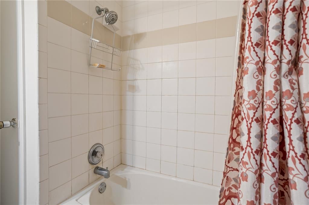 Activo con contrato: $160,000 (3 camas, 1 baños, 1098 Pies cuadrados)