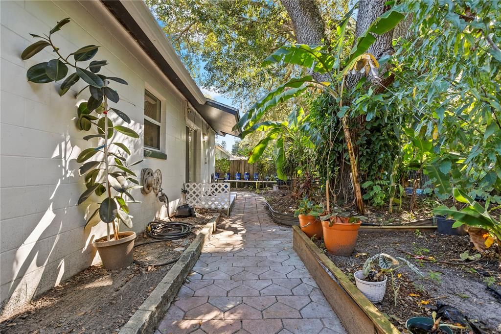 Activo con contrato: $160,000 (3 camas, 1 baños, 1098 Pies cuadrados)