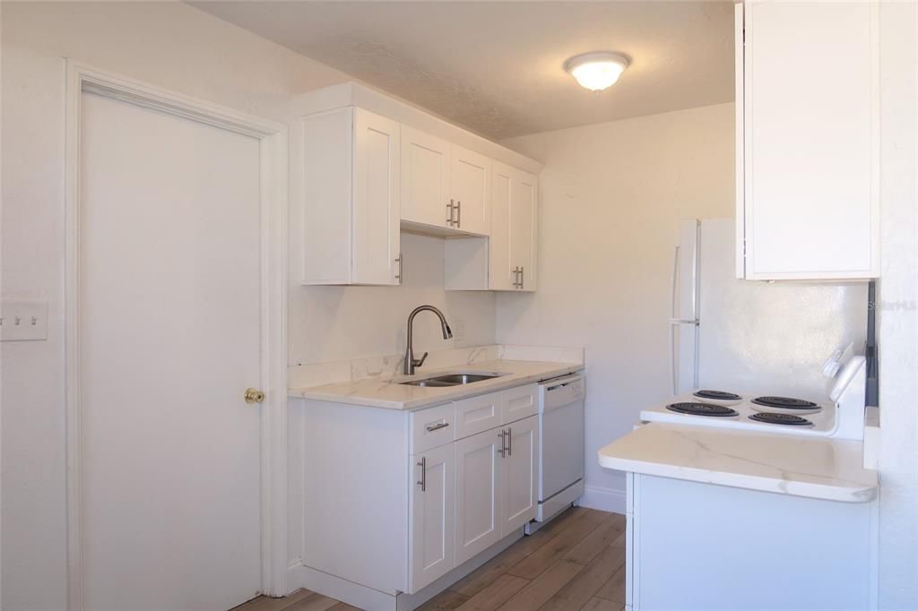 出租: $1,895 (2 贝兹, 1 浴室, 759 平方英尺)