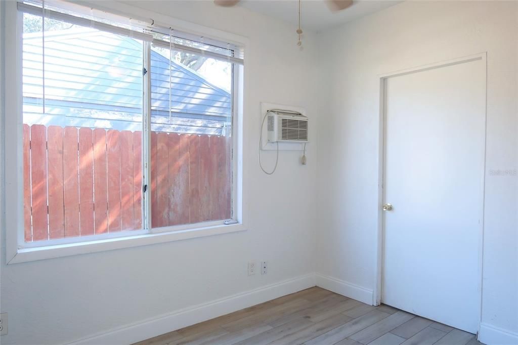 出租: $1,895 (2 贝兹, 1 浴室, 759 平方英尺)