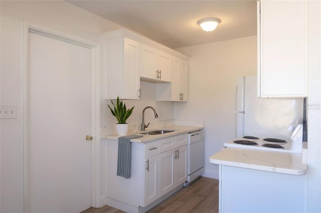 出租: $1,895 (2 贝兹, 1 浴室, 759 平方英尺)