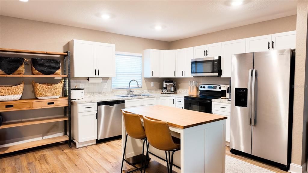 待售: $442,500 (4 贝兹, 0 浴室, 1944 平方英尺)