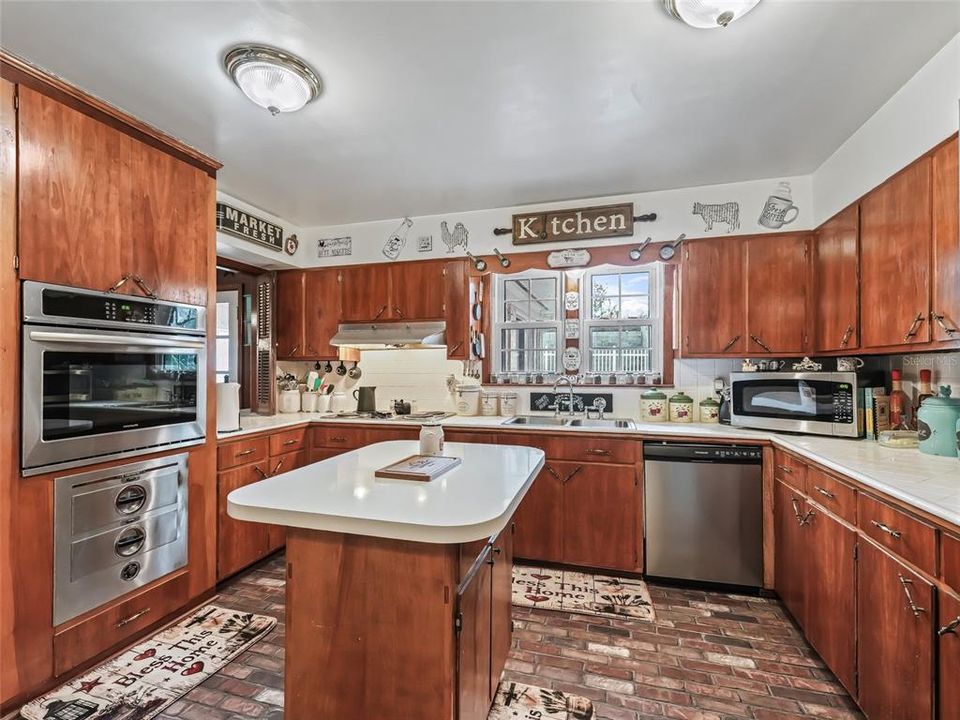 For Sale: $850,000 (5 beds, 3 baths, 3528 Square Feet)