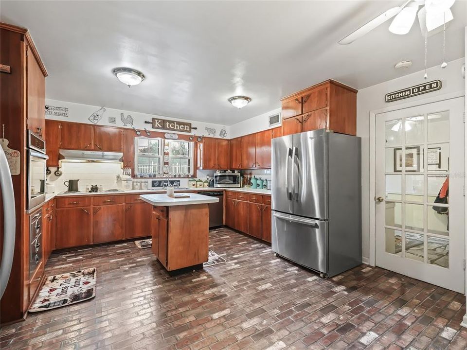 For Sale: $850,000 (5 beds, 3 baths, 3528 Square Feet)