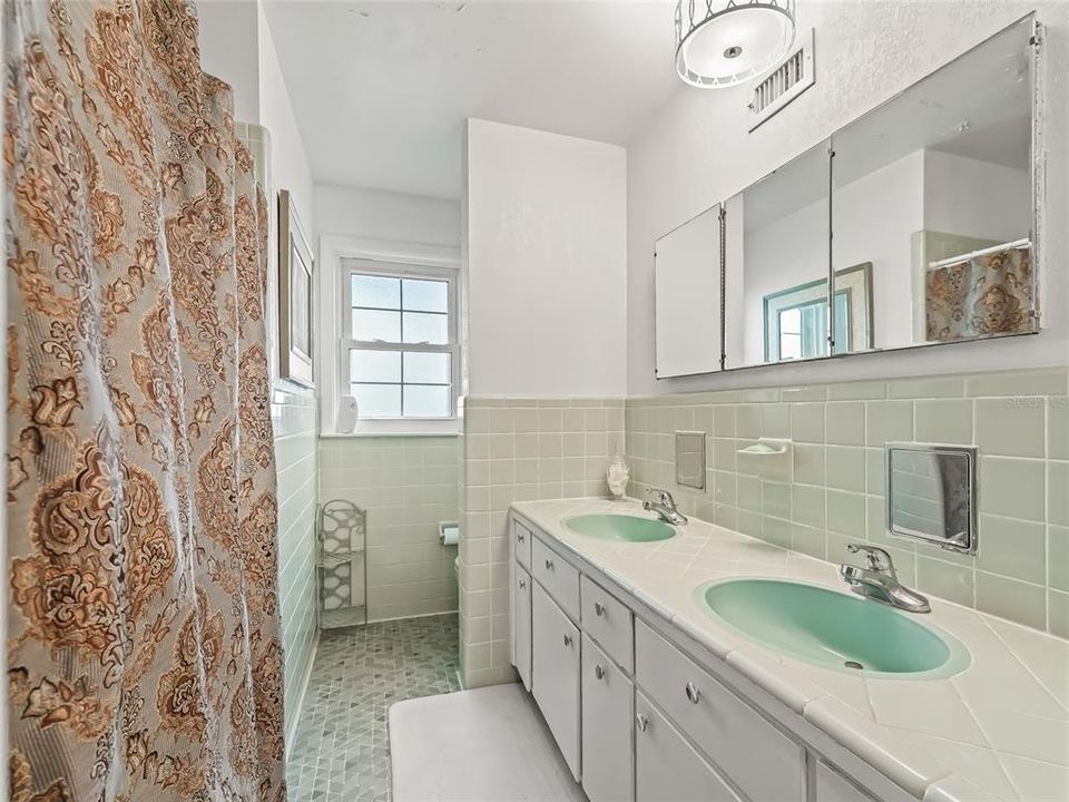 For Sale: $850,000 (5 beds, 3 baths, 3528 Square Feet)