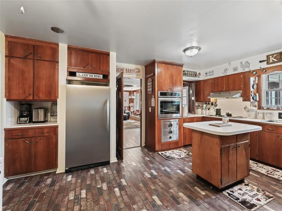 For Sale: $850,000 (5 beds, 3 baths, 3528 Square Feet)