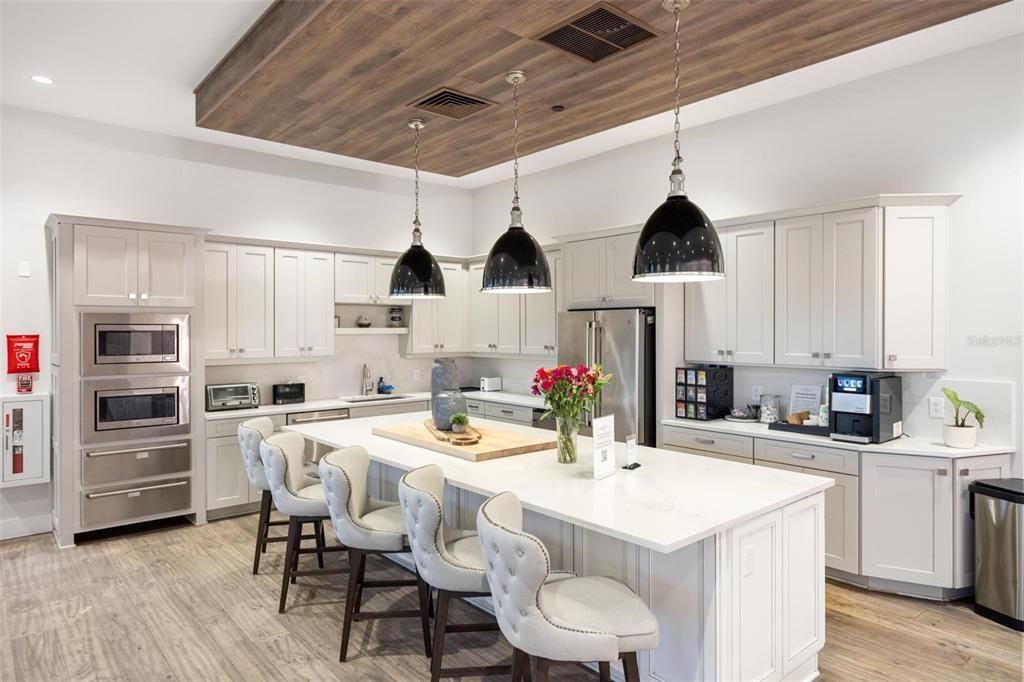 Activo con contrato: $749,000 (3 camas, 2 baños, 1918 Pies cuadrados)